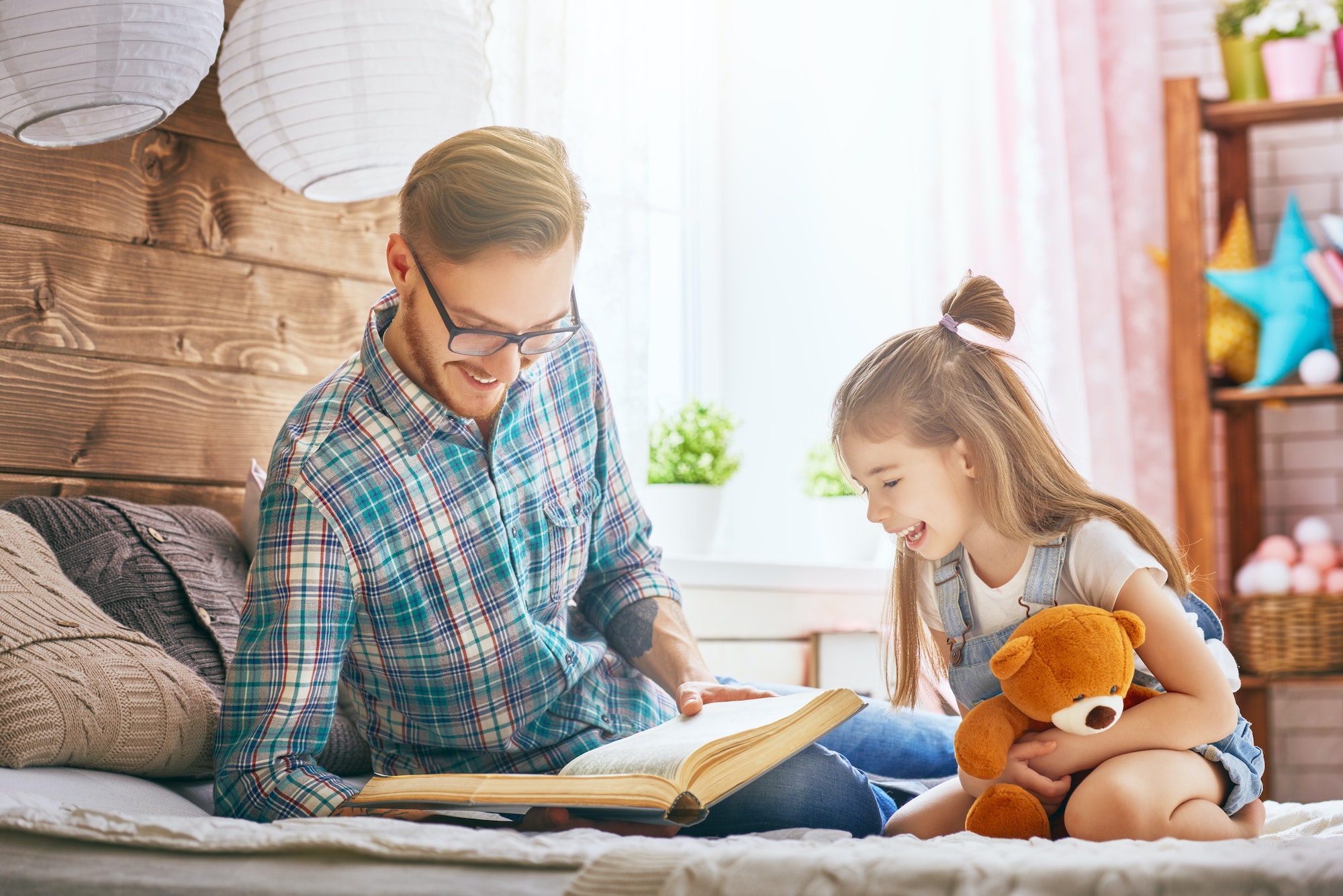 Dad is reading. Чтение с папой. Папа с дочкой читают книгу. Папа читает книжку дочери. Фото дочь и папа читают книгу.